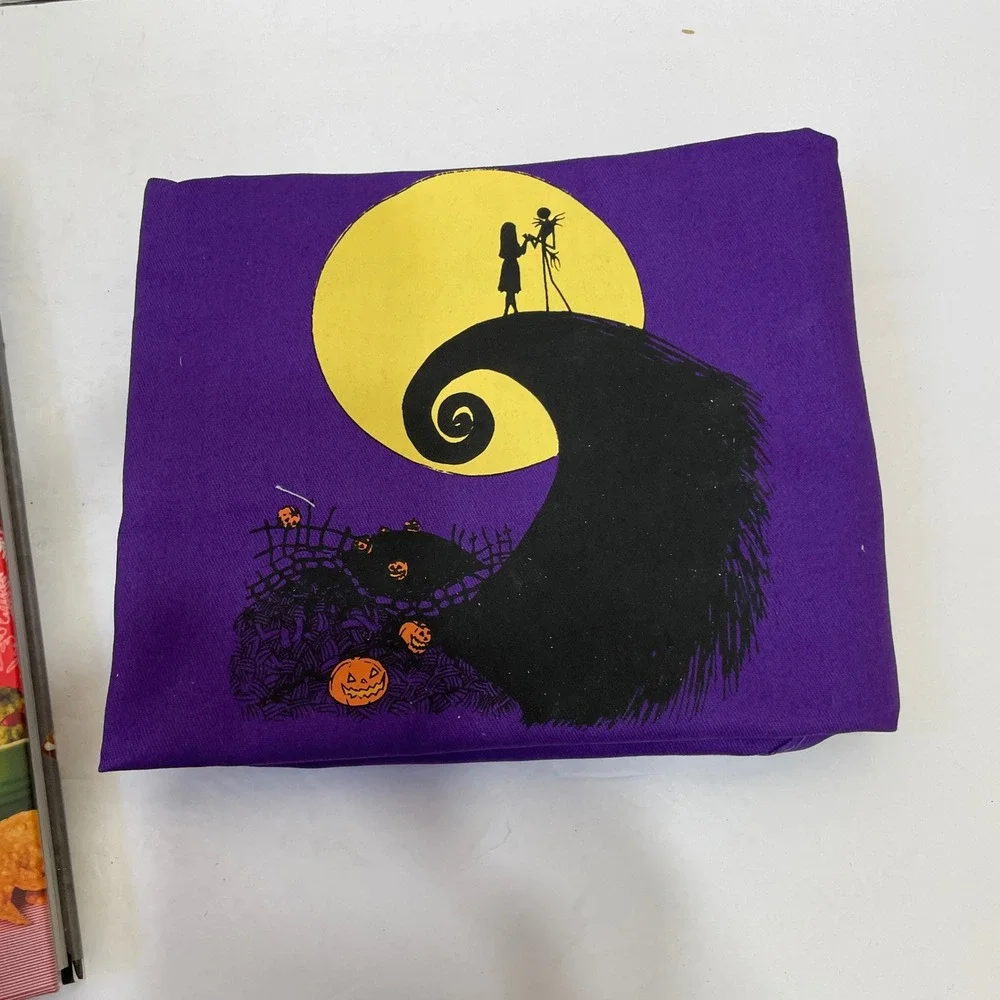 NEW IN BOX DISNEY THE NIGHTMARE BEFORE CHRISTMAS OFFICIAL COOKBOOK & APRON‎